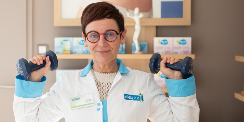 Une coach dietplus fait du sport dans son centre de rééquilibrage alimentaire.