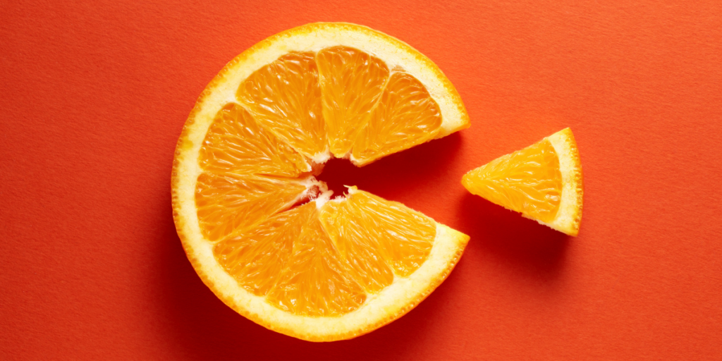 Une orange taillée en forme de C pour souligner sa teneur en Vitamine C.