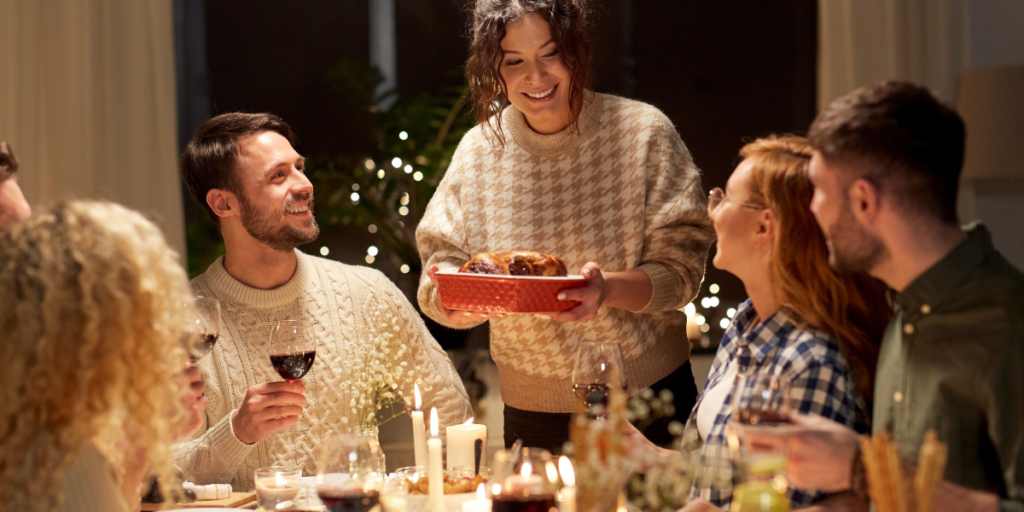 Des amis partagent un repas pendant les fêtes de fin d'année