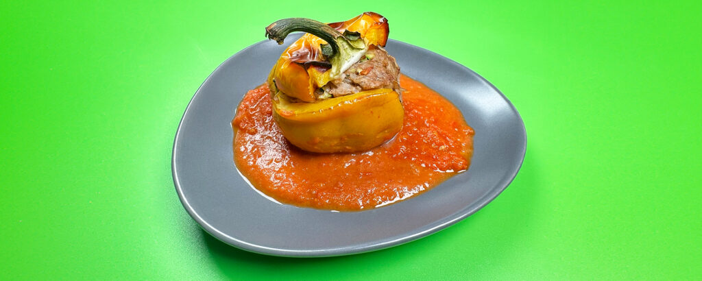 Une assiette de poivrons farcis