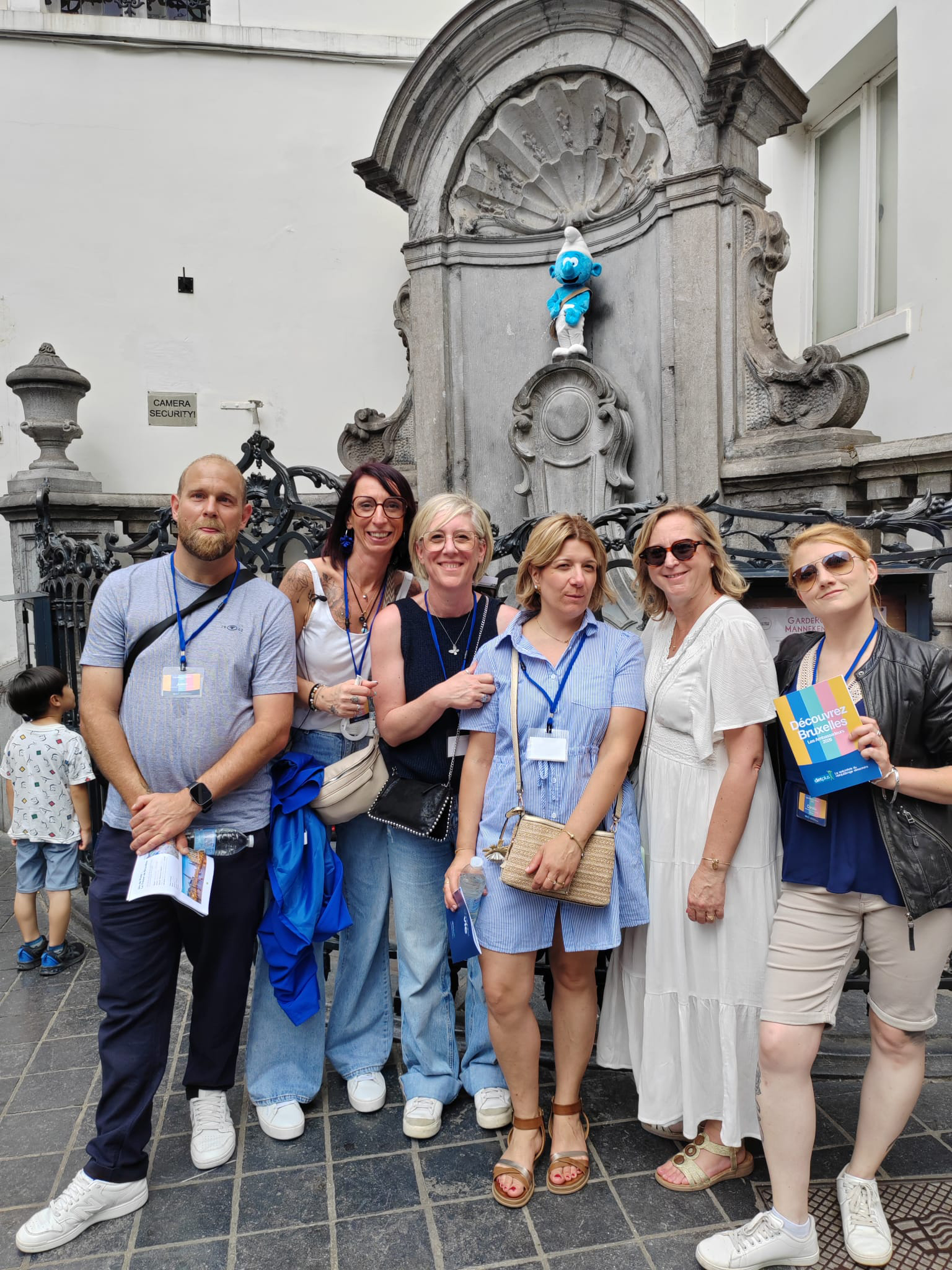 Une partie des ambassadeurs dieptlus devant le Manneken Pis